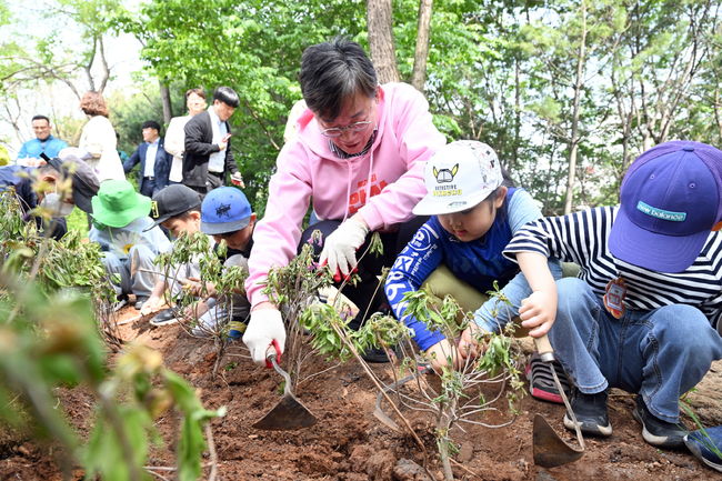 안산시, 식목일 기념 나무 심기 행사 개최… 이민청 유치 기원